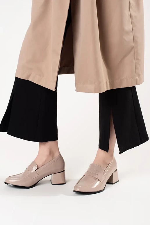 Zapatos de mujer color arena con tacones