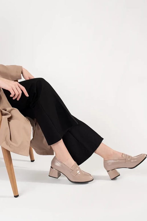 Zapatos de mujer color arena con tacones