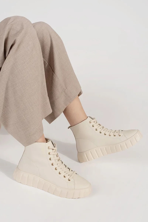 Botas altas para mujer de color arena...