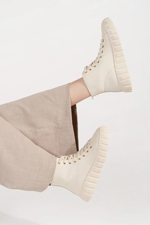 Botas altas para mujer de color arena...