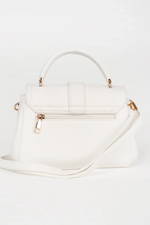 Bolso blanco pequeño con elementos...