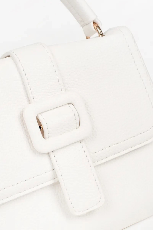 Bolso blanco pequeño con elementos...