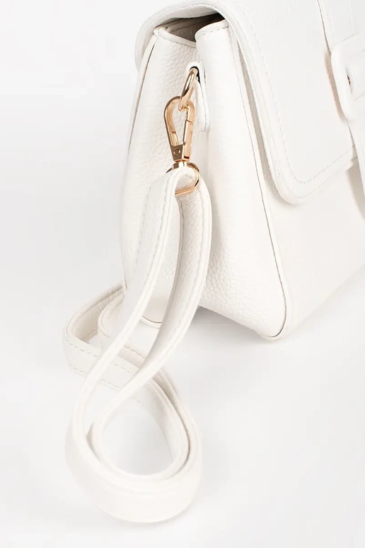 Bolso blanco pequeño con elementos...