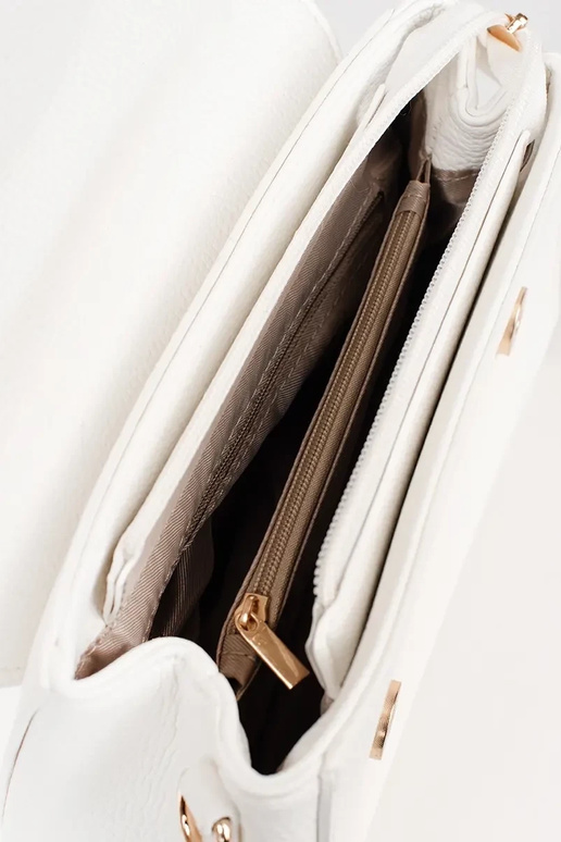 Bolso blanco pequeño con elementos...