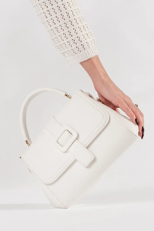 Bolso blanco pequeño con elementos...