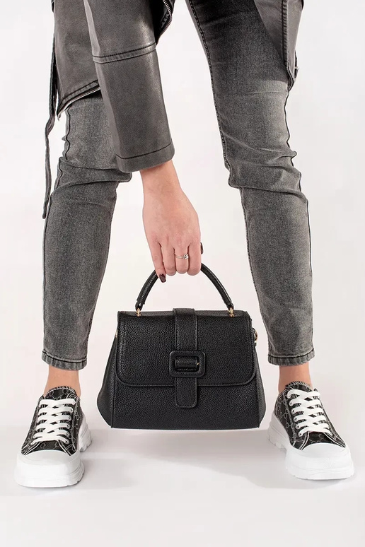 Bolso negro pequeño con elementos...