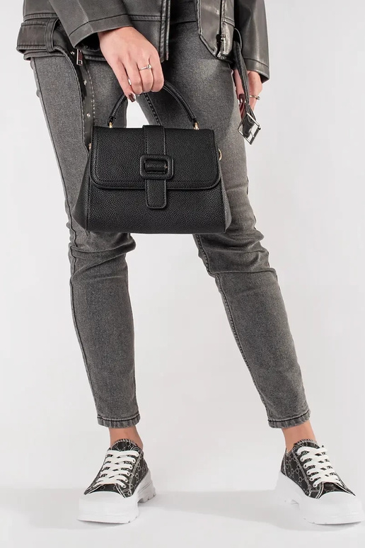 Bolso negro pequeño con elementos...