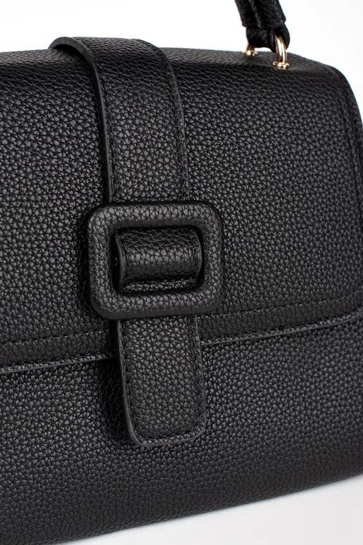 Bolso negro pequeño con elementos...