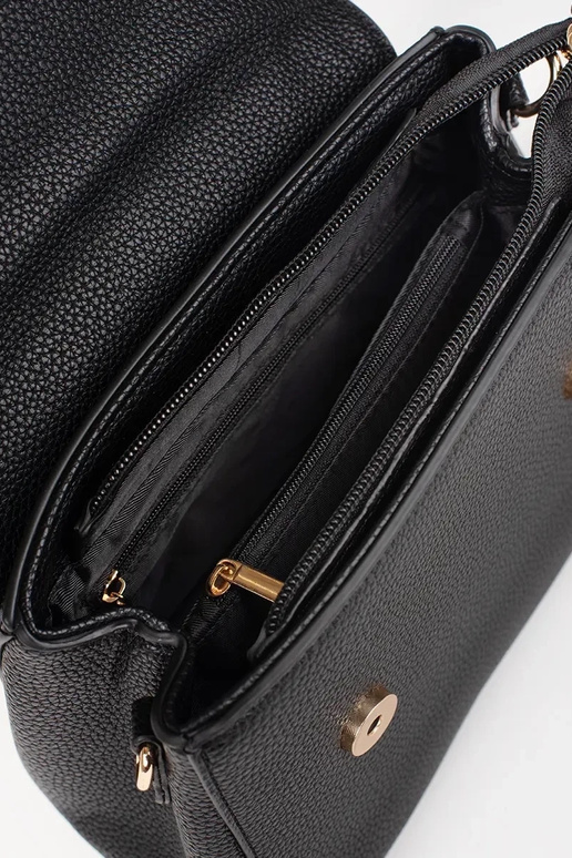 Bolso negro pequeño con elementos...