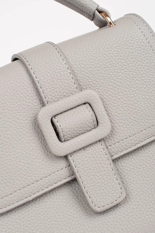 Bolso pequeño gris con elementos dorados