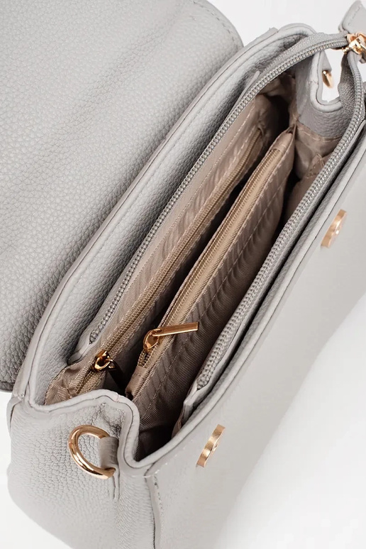 Bolso pequeño gris con elementos dorados