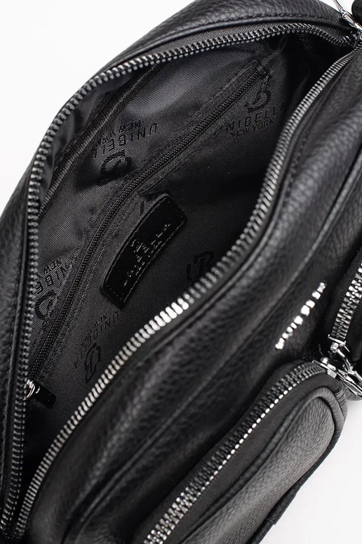 Pequeño bolso negro con compartimentos