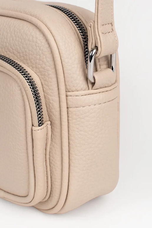 Bolso pequeño color marfil con bolsillos