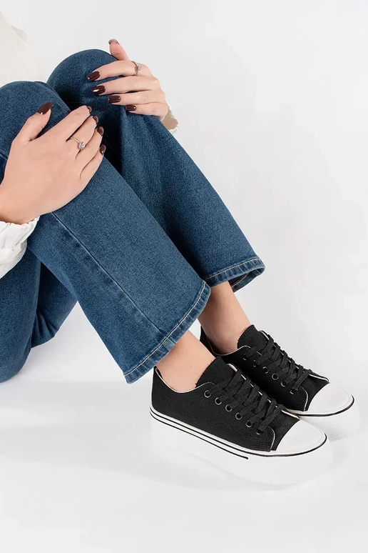 Zapatillas deportivas clásicas negras...