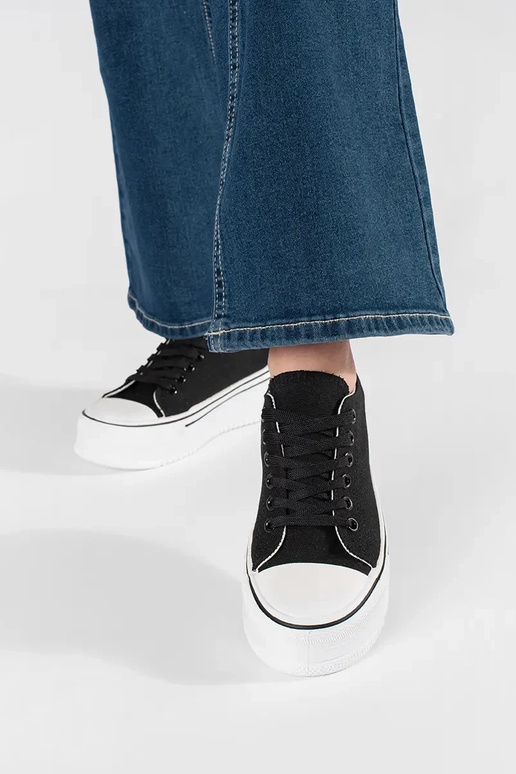 Zapatillas deportivas clásicas negras...