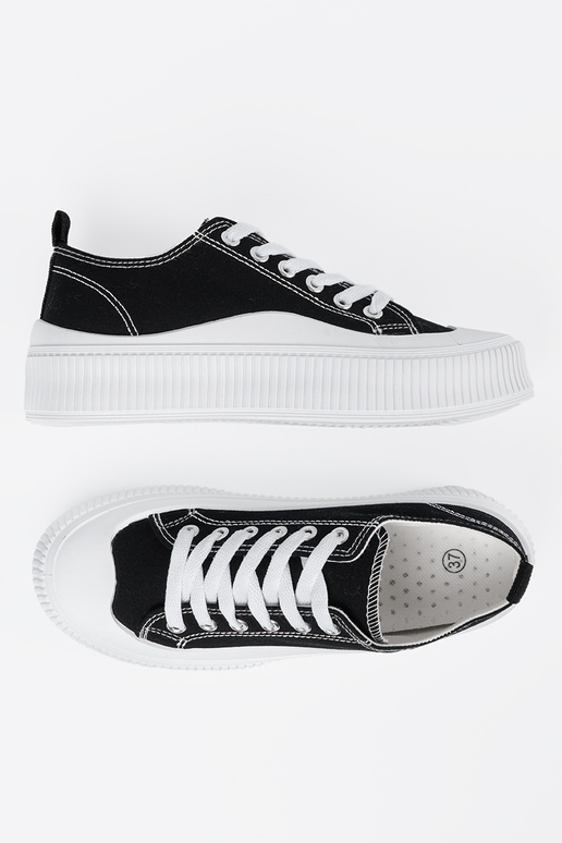 Zapatillas modelo sneakers en blanco... Zapatillas modelo sneakers en blanco...