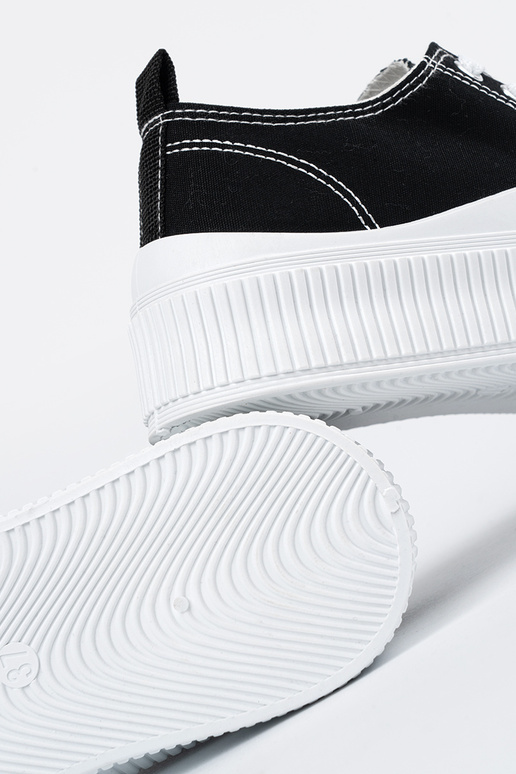 Zapatillas modelo sneakers en blanco... Zapatillas modelo sneakers en blanco...