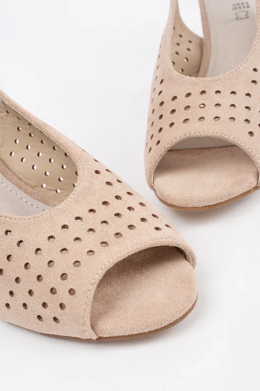 Sandalias de color arena de tacón bajo