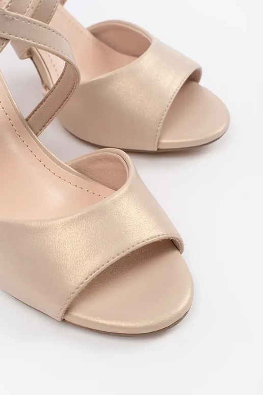 Sandalias cómodas blancas de cuña