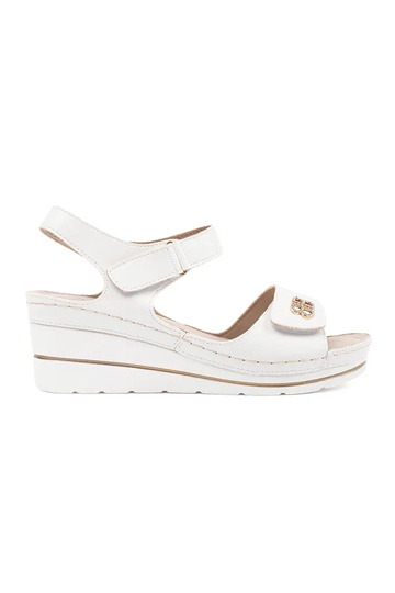 Sandalias blancas de cuña...