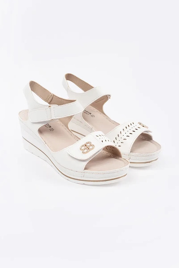 Sandalias blancas de cuña... 2