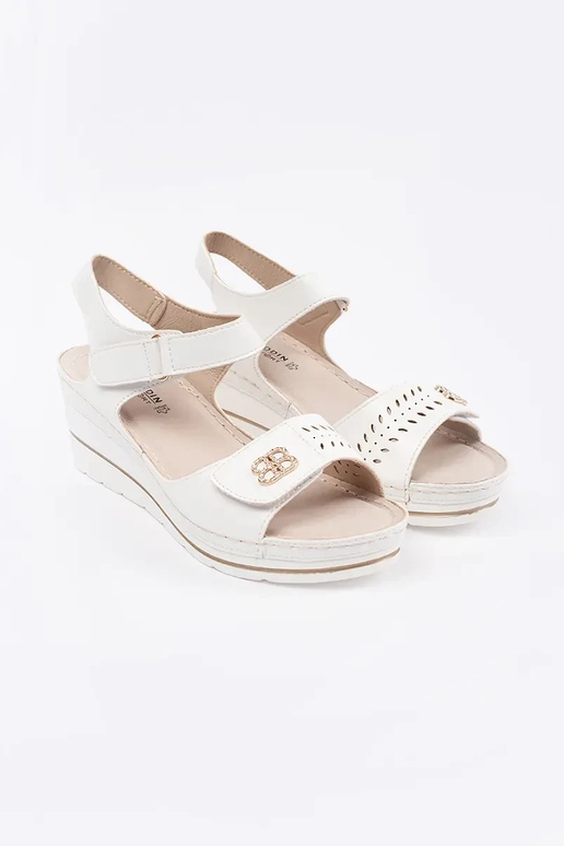 Sandalias blancas de cuña con talón... Sandalias blancas de cuña con talón...