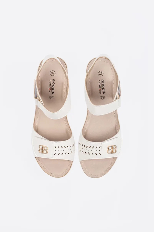 Sandalias blancas de cuña con talón... Sandalias blancas de cuña con talón...