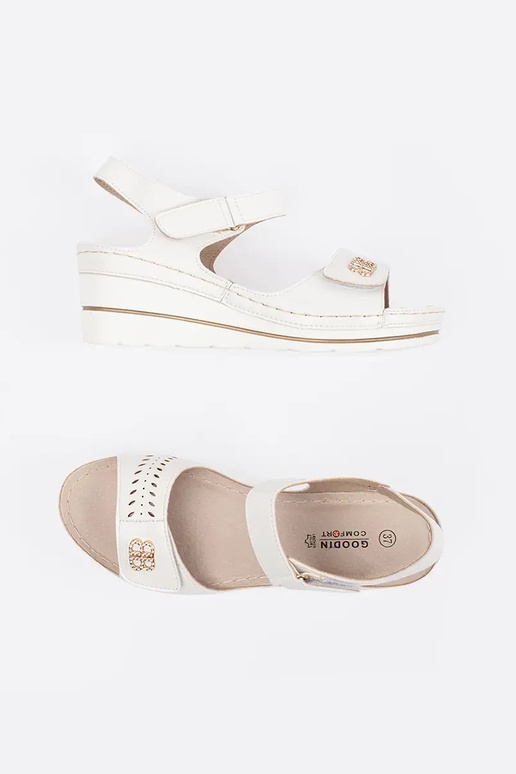 Sandalias blancas de cuña con talón... Sandalias blancas de cuña con talón...