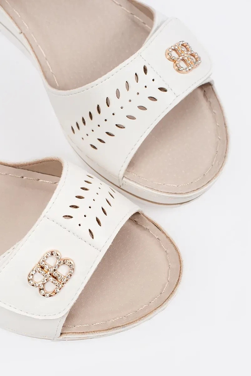 Sandalias blancas de cuña con talón... Sandalias blancas de cuña con talón...
