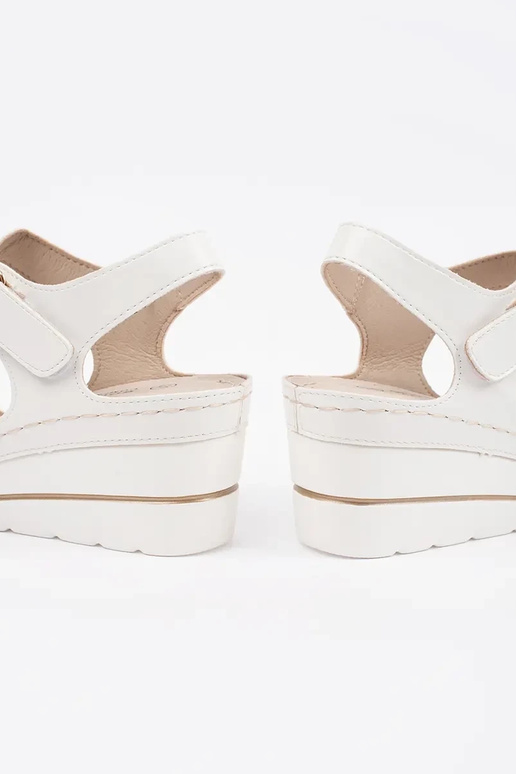 Sandalias blancas de cuña con talón... Sandalias blancas de cuña con talón...