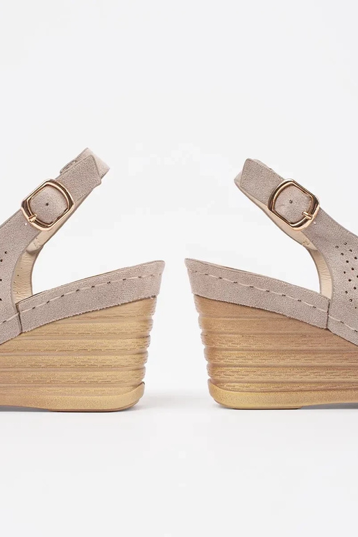 Sandalias de calado color arena con cuña Sandalias de calado color arena con cuña