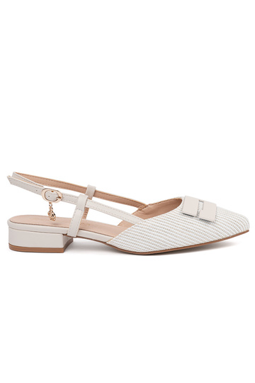 Sandalias blancas con tacón...