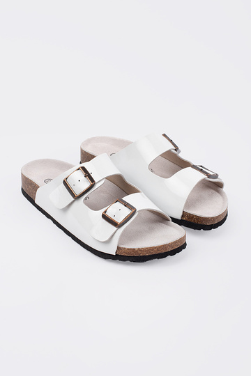 Chanclas blancas de mujer... 2