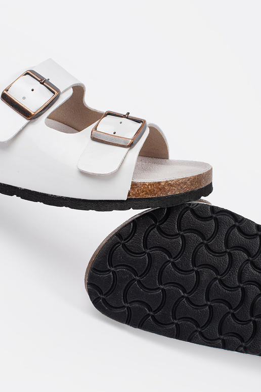 Chanclas blancas de mujer en suela plana Chanclas blancas de mujer en suela plana