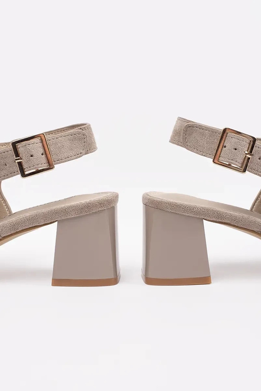 sandalias color arena con tacones de...