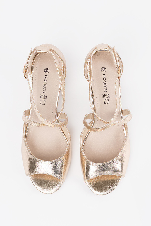 Sandalias de oro de tacón bajo