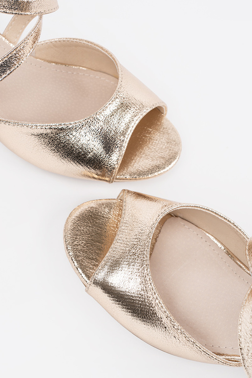 Sandalias de oro de tacón bajo