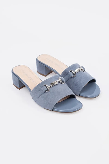 Pantuflas azules de tacón... 2