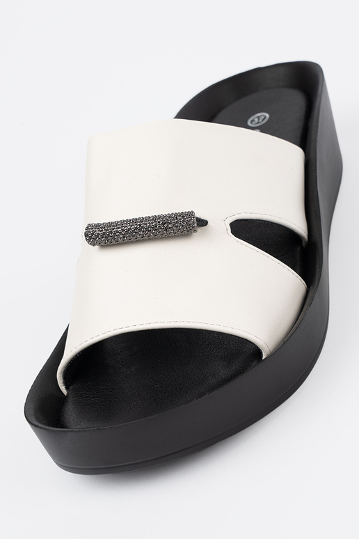 Zapatillas blanco-negro de cuña baja