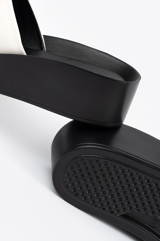 Zapatillas blanco-negro de cuña baja