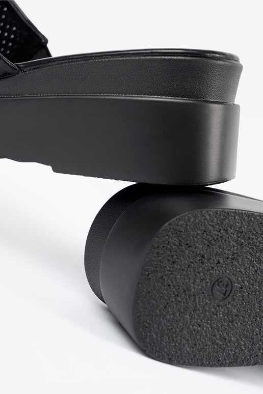 Zapatillas perforadas con plataforma... Zapatillas perforadas con plataforma...