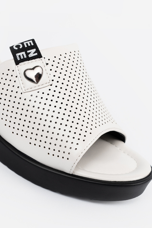 Zapatillas perforadas con plataforma... Zapatillas perforadas con plataforma...