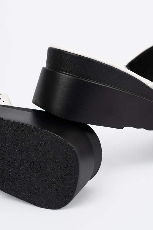 Zapatillas perforadas con plataforma... Zapatillas perforadas con plataforma...