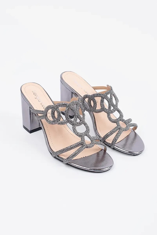 Pantuflas plateadas de tacón alto...