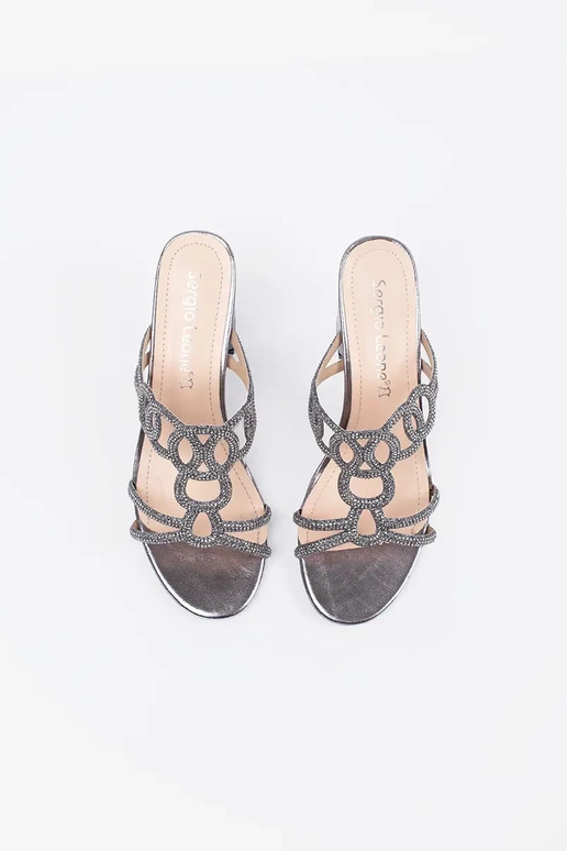 Pantuflas plateadas de tacón alto...