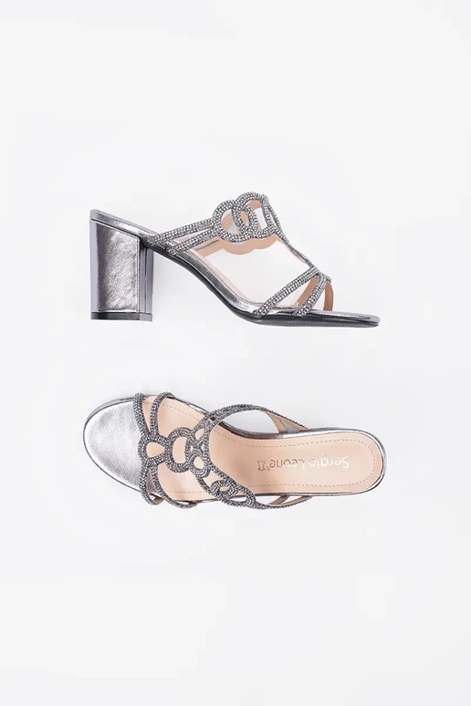 Pantuflas plateadas de tacón alto...