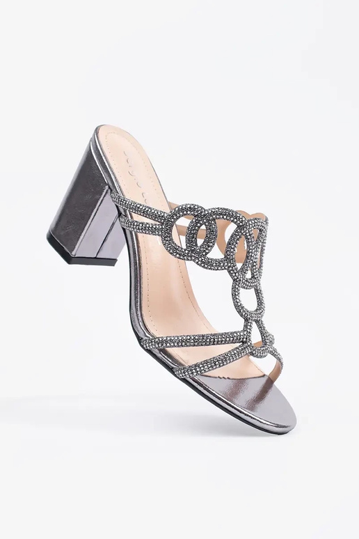 Pantuflas plateadas de tacón alto...