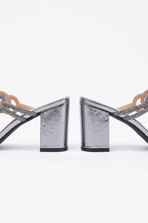 Pantuflas plateadas de tacón alto...