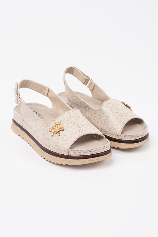 Sandalias color beige con plataforma...