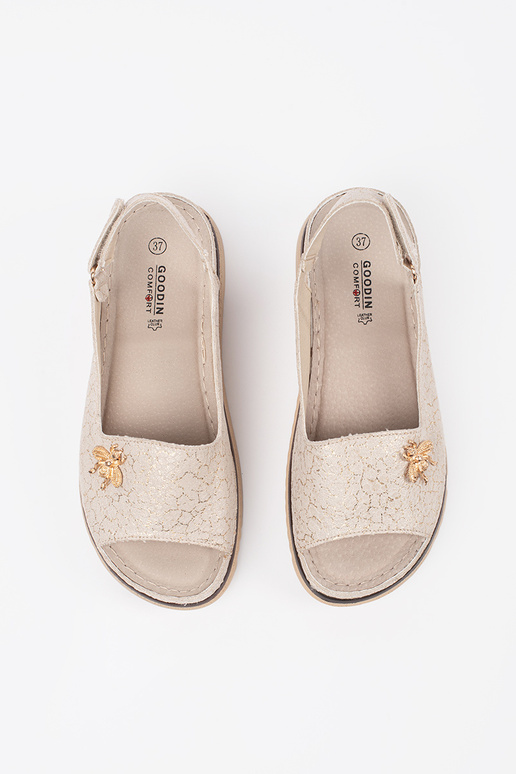 Sandalias color beige con plataforma...